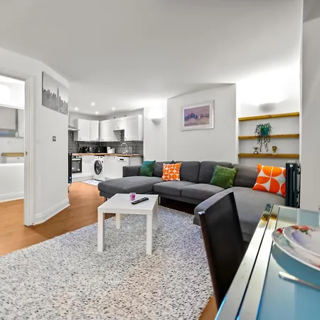 Дом отдыха Harbour Luxury 3br House By Altoluxo Short Lets Serviced With Free Wifi & Parking