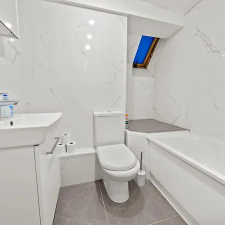 Harbour Luxury 3br House By Altoluxo Short Lets Serviced With Free Wifi & Parking Holiday home Bristol