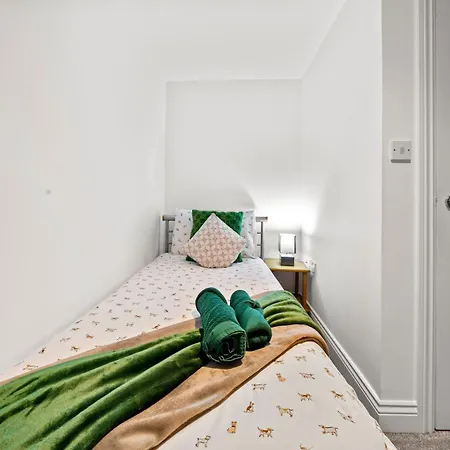 Дом отдыха Harbour Luxury 3br House By Altoluxo Short Lets Serviced With Free Wifi & Parking