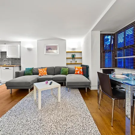 Harbour Luxury 3br House By Altoluxo Short Lets Serviced With Free Wifi & Parking Holiday home Bristol