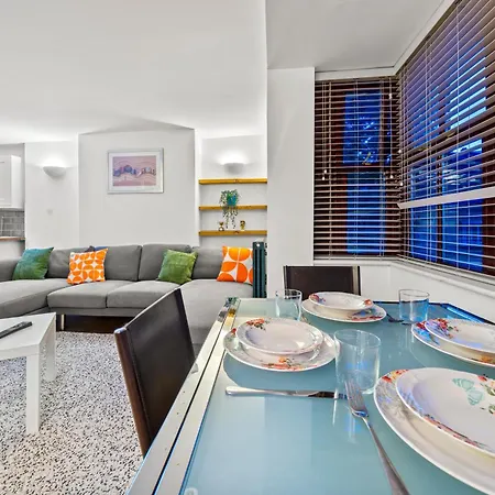 Дом отдыха Harbour Luxury 3br House By Altoluxo Short Lets Serviced With Free Wifi & Parking *