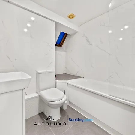 Дом отдыха Harbour Luxury 3br House By Altoluxo Short Lets Serviced With Free Wifi & Parking *