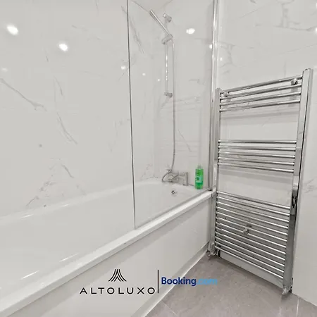 Дом отдыха Harbour Luxury 3br House By Altoluxo Short Lets Serviced With Free Wifi & Parking *
