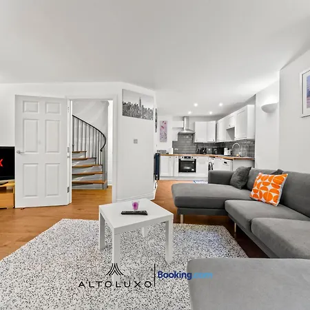 Дом отдыха Harbour Luxury 3br House By Altoluxo Short Lets Serviced With Free Wifi & Parking