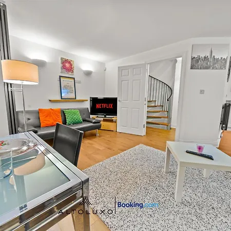 Дом отдыха Harbour Luxury 3br House By Altoluxo Short Lets Serviced With Free Wifi & Parking *
